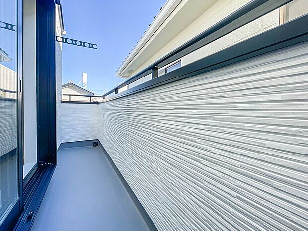 【バルコニー】 バルコニーから差し込む陽光・通風は、住環境・快適性と共に有り続ける貴重な「財産」です。