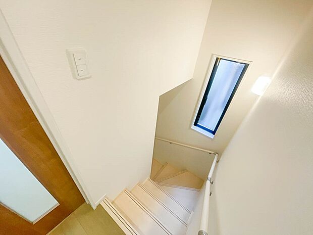 【階段】手すりがないと階段の昇り降りで危険なことはもちろん、壁に手をつきながら歩くことで壁紙が汚れやすくなります。すべての方に快適に昇り降りしていただくため、手すりを設置しました。