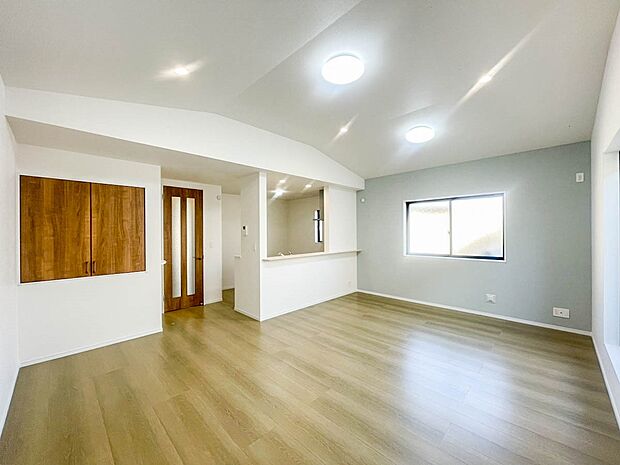 【LDK18.75帖】忙しい朝でも家族揃って食事をしたいゆとりあるダイニングスペース。