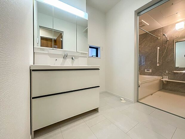 【脱衣所】洗面所は小さなプライベートスペース。歯磨き、洗顔と毎日施す個人空間。