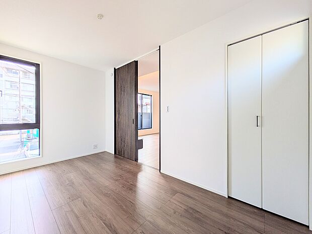 【寝室】シンプルな内装はおしゃれのポイントです。シンプルは華美より飽きがこないからです。色や模様でおしゃれ感をだす。それがシンプルイズビューティーです。