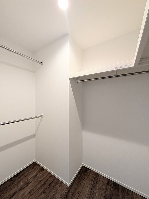 【WIC-ウォークインクローゼット-】 何より、中に入れば全ての服が見てわかるので選択しやすいんです。朝の忙しいときなど便利だな~と思いますよ。一つのスペースで済むって所がいいんですよね。…