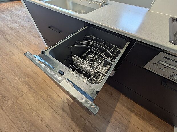 【ビルトイン食器洗乾燥機】食洗機は高温のお湯や高圧水流で汚れを効果的に落とし殺菌効果も期待できます。