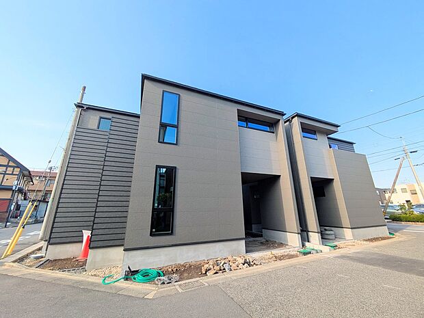 【現地外観】家族の温かさと陽光の暖かさ、楽しい毎日と明るい未来を予感させる「空間が織り成すひとつ先の住み心地」を演出します。