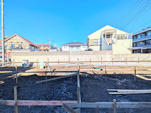 毎日の生活にマイカーが必須という方は、購入を検討する際、駐車場があることは大事な条件です。毎日の通勤や家族の送迎、買い物やお出かけなどクルマのある暮らしを満喫したい方は要チェック!