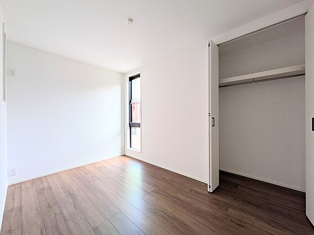 【リビング以外の居室】独立性を高めたお部屋。たっぷりの収納も配備しており、片付いた空間を現実出来そう。陽光も降り注ぐ明るく開放的な空間が魅力的。