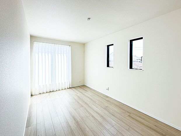 【寝室】シンプルな内装はおしゃれのポイントです。シンプルは華美より飽きがこないからです。色や模様でおしゃれ感をだす。それがシンプルイズビューティーです。