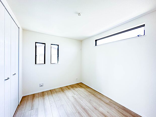 【洋室】お子様のお部屋にぴったりなクロークを備えたフローリング仕様の洋室です。