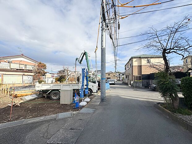 【前面道路】車の通行が少ないので、静かな住環境を維持することができます。