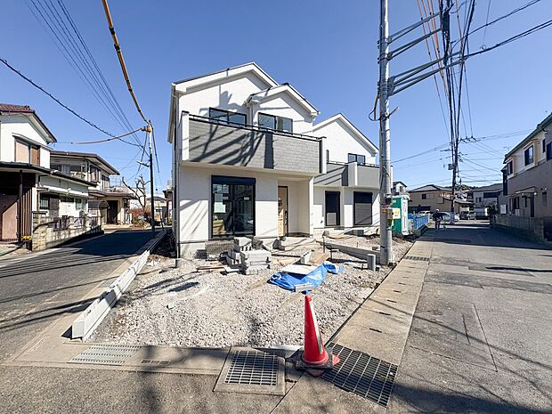 【外観】堂々たる趣ながら、主張し過ぎずどこか余裕を感じさせるシャープなフォルムで佇む邸宅は、晴天の空と照らし合わせる事で、本来あるべき完成形の姿を見せてくれます。