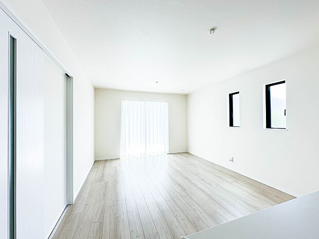 【リビングダイニング】シンプルなデザインの家は風情がある。住む人のこだわりを感じる。外観も内装もいたってシンプル。居心地がよく、家事や趣味、子育てなどにも集中できる。家も人間も熟成するほどシ…