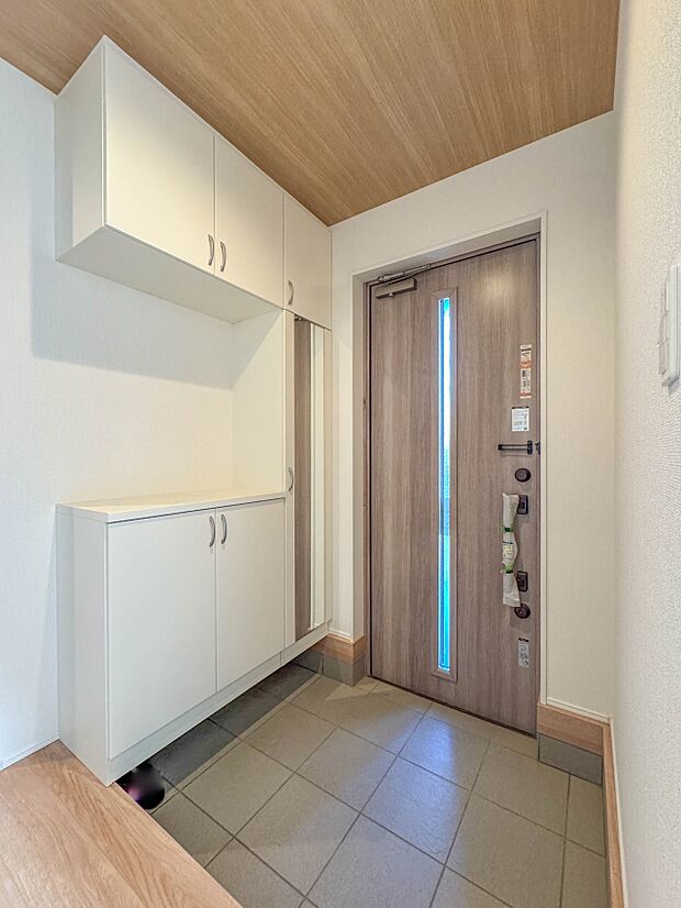 【玄関】スタイリッシュかつ品のある玄関。晴れの日も、雨の日も、風の日も、ご家族やお客さまを安心して迎えます。