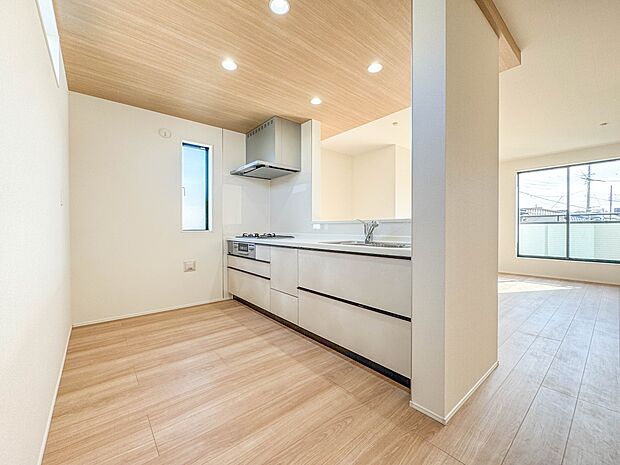 【キッチン】ナチュラルな自然光の中での調理。会話が弾む対面型キッチン。お洒落な食器類を余裕で収納できるスペース。動きやすい女性目線のキッチン動線。これからはお料理をつくる時間が劇的に変わりま…