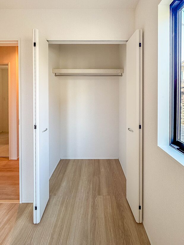 【収納　洋室5.25帖】壁面クローゼットのメリットは、衣類が横一列に並ぶためひと目で洋服が選びやすいこと。衣類をたくさんお持ちの方も、限られたスペース内に無理なく収納することができます。