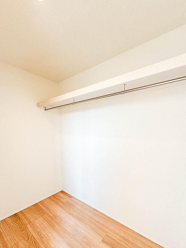 【WIC　寝室7帖】広いウォークインクローゼットは主寝室にはかかせないスペース。
