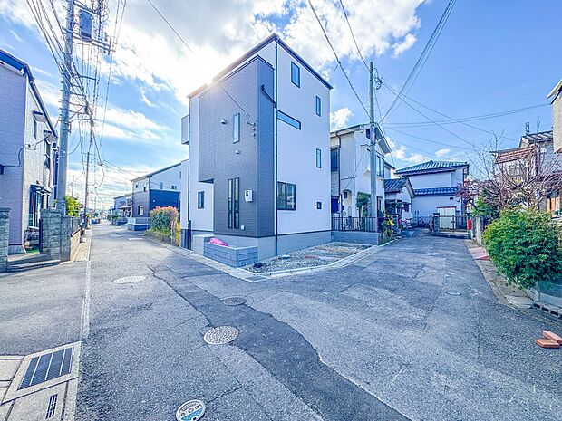 【前面道路4M】家の前をまっすぐの通りが走っている。クルマは少なく、人々は毎朝、ウォーキング、ジョギング、犬の散歩など、フリーな朝時間を過ごしている。