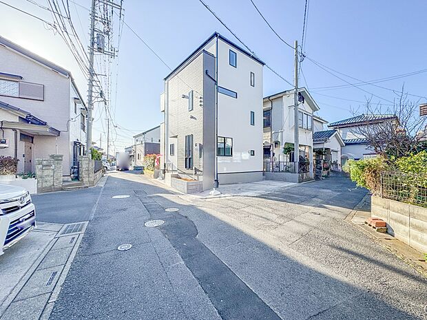 【前面道路4M】家の前をまっすぐの通りが走っている。クルマは少なく、人々は毎朝、ウォーキング、ジョギング、犬の散歩など、フリーな朝時間を過ごしている。