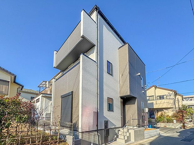 【外観】堂々たる趣ながら、主張し過ぎずどこか余裕を感じさせるシャープなフォルムで佇む邸宅は、晴天の空と照らし合わせる事で、本来あるべき完成形の姿を見せてくれます。