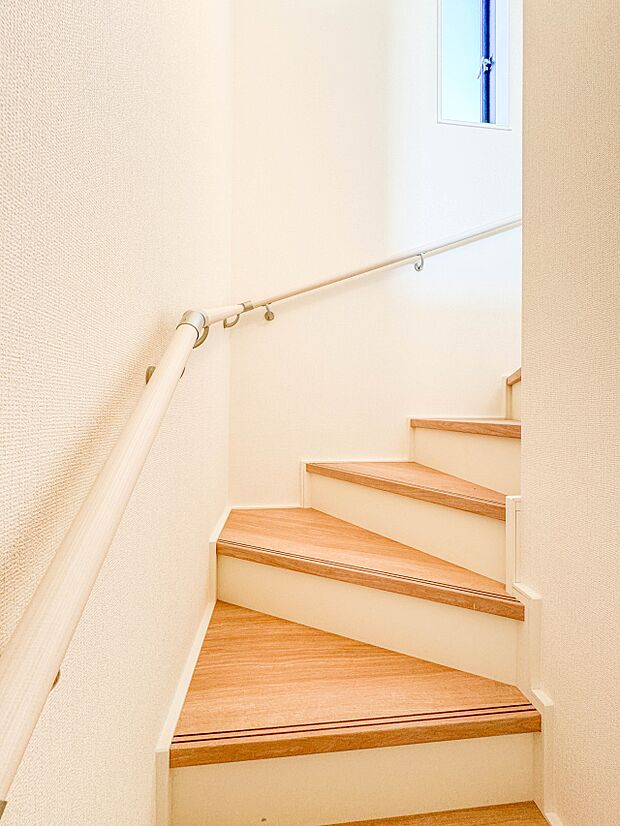 【手すり付き階段】手すりがないと階段の昇り降りで危険なことはもちろん、壁に手をつきながら歩くことで壁紙が汚れやすくなります。すべての方に快適に昇り降りしていただくため、手すりを設置しました。…