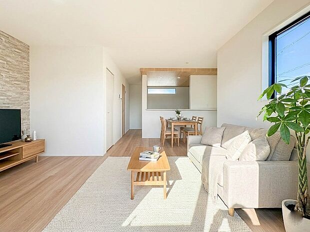 【LDK16.5帖】爽やかな日差しが差し込む明るいリビングです。