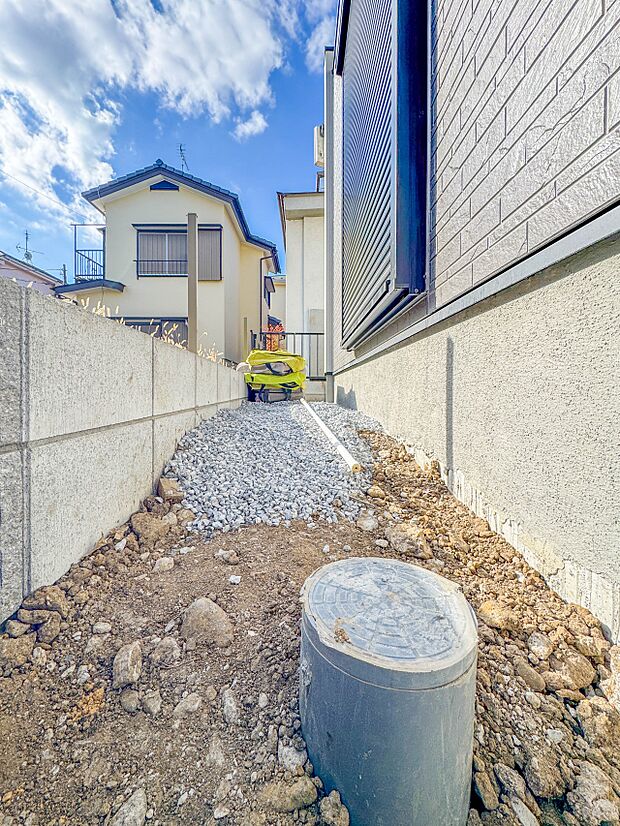 【庭】プランター等をおいてガーデニングが楽しめるちょっとしたスペースも。