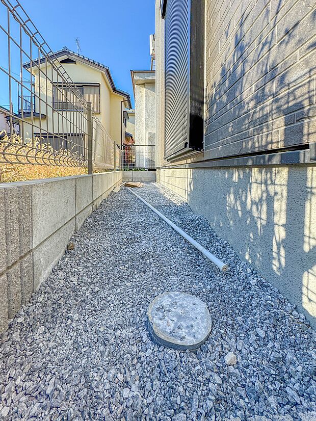 【庭】プランター等をおいてガーデニングが楽しめるちょっとしたスペースも。