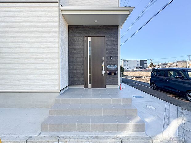【玄関】家の顔となる玄関は、高いデザイン性が求められます。高級感と断熱性、防犯性に優れた玄関ドアを標準装備。ピッキング対策のセキュリティサムターン等、防犯に考慮しました。