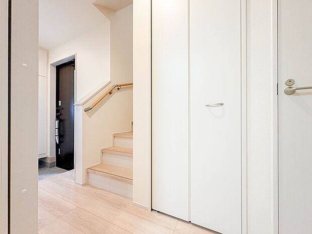 【手すり付階段】手すりがないと階段の昇り降りで危険なことはもちろん、壁に手をつきながら歩くことで壁紙が汚れやすくなります。すべての方に快適に昇り降りしていただくため、手すりを設置しました。