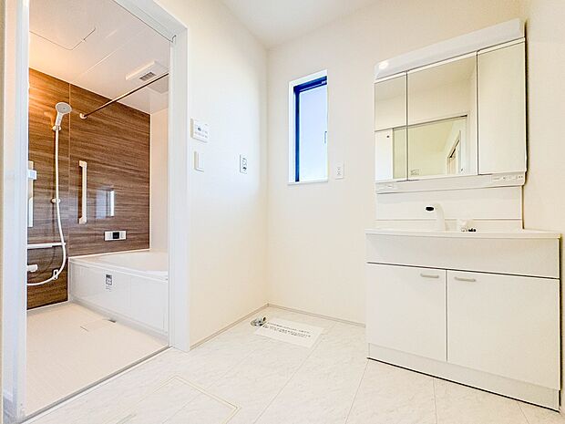 【ランドリースペース】毎日使う洗濯機。しっかりと奥行きのある置き場が確保されています。