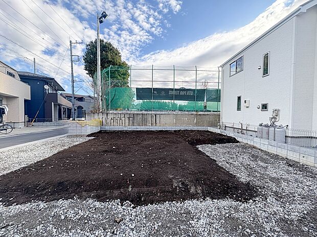【現地外観】家族の温かさと陽光の暖かさ、楽しい毎日と明るい未来を予感させる「空間が織り成すひとつ先の住み心地」を演出します。
