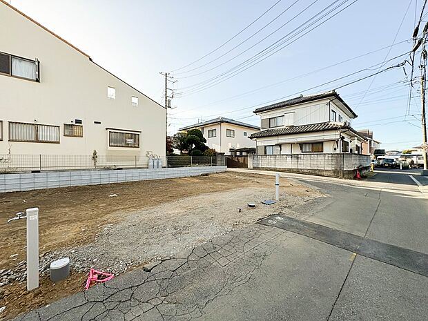 【前面道路】家の前をまっすぐの通りが走っている。クルマは少なく、人々は毎朝、ウォーキング、ジョギング、犬の散歩など、フリーな朝時間を過ごしている。