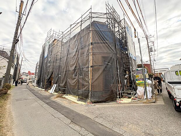 【前面道路】家の前をまっすぐの通りが走っている。クルマは少なく、人々は毎朝、ウォーキング、ジョギング、犬の散歩など、フリーな朝時間を過ごしている。