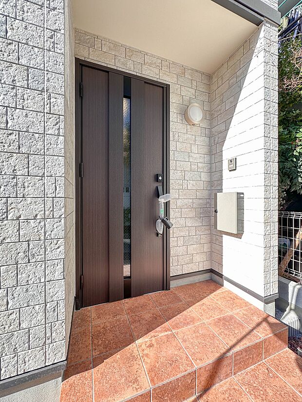 【玄関】家の顔となる玄関は、高いデザイン性が求められます。高級感と断熱性、防犯性に優れた玄関ドアを標準装備。ピッキング対策のセキュリティサムターン等、防犯に考慮しました。