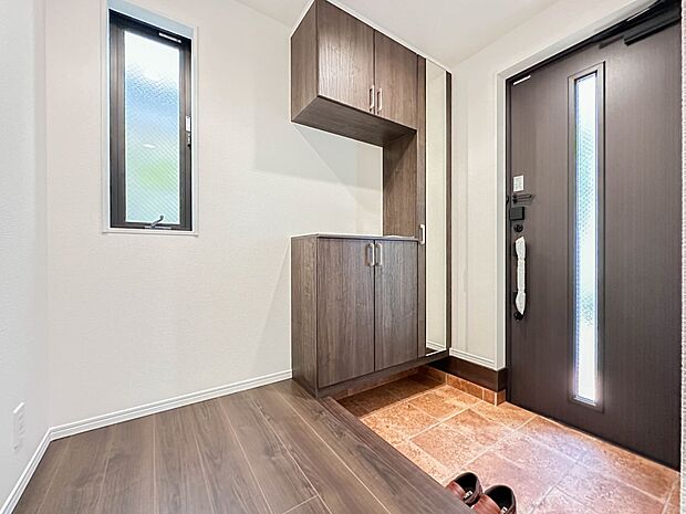 【シューズボックス（下駄箱）】  大型のシューズボックスには靴やブーツ、サンダルはもちろん、ハンカチや手袋、バック類などのお出かけ用品、印鑑や朱肉なども収納可能です。