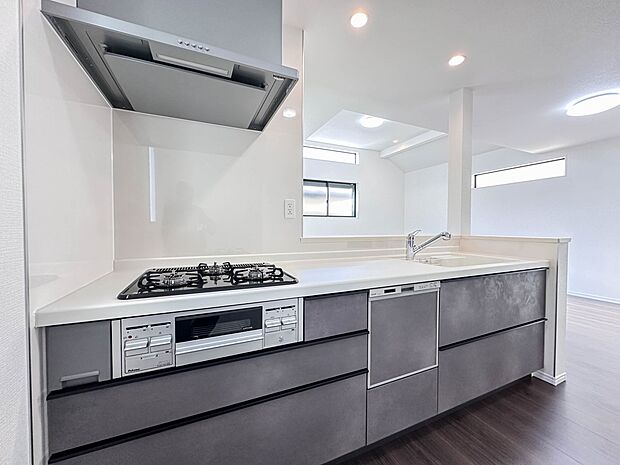 【キッチン】ナチュラルな自然光の中での調理。お洒落な食器類を余裕で収納できるスペース。動きやすい女性目線のキッチン動線。これからはお料理をつくる時間が劇的に変わります。