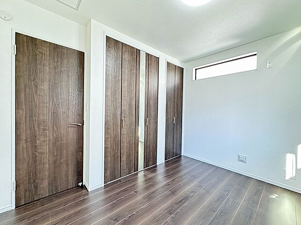 【寝室】シンプルな内装はおしゃれのポイントです。シンプルは華美より飽きがこないからです。色や模様でおしゃれ感をだす。それがシンプルイズビューティーです。