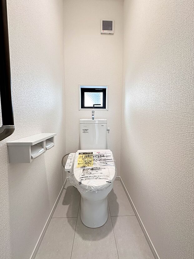 【トイレ】トイレ・ウォシュレット付。快適で衛生的な洗浄機能付温水シャワートイレです。