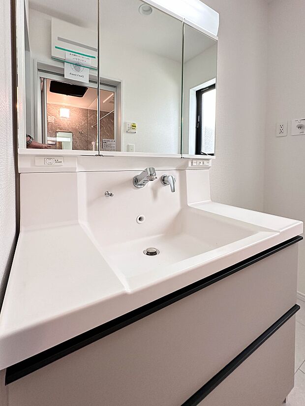 【洗面台】 十分な大きさの洗面台は、身だしなみチェックや歯磨きなど、朝の慌ただしい時間でもホテルライクなスペースで余裕とゆとりを感じて頂けます。