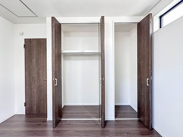 【WIC（ウォークインクローゼット）】  たくさんの洋服をかけてもシワになりにくいウォークインクローゼット。洋服以外にも、普段使わない家電やスーツケース、ストック品など何でも片付く嬉しい空間…