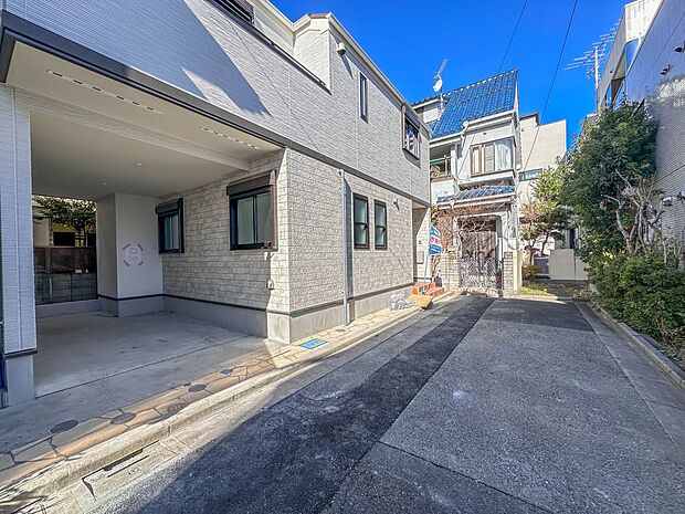 家の前をまっすぐの通りが走っている。クルマは少なく、人々は毎朝、ウォーキング、ジョギング、犬の散歩など、フリーな朝時間を過ごしている。