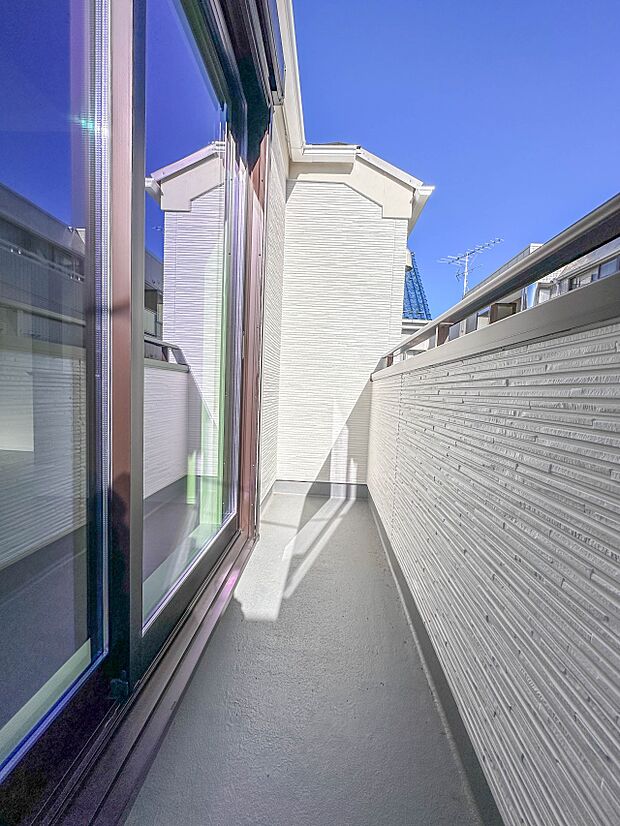 【バルコニー】  バルコニーから差し込む陽光・通風は、住環境・快適性と共に有り続ける貴重な「財産」です。