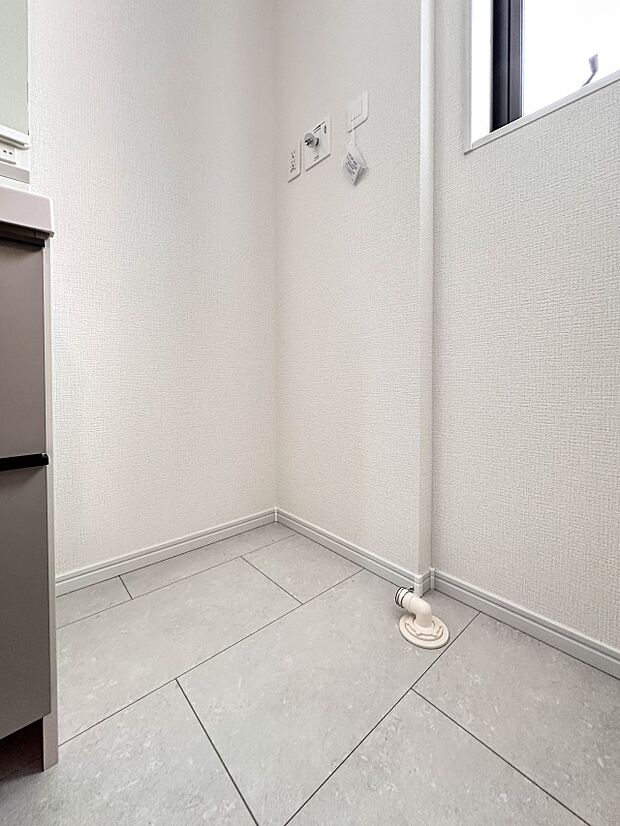 【ランドリースペース】毎日使う洗濯機。しっかりと奥行きのある置き場が確保されています。