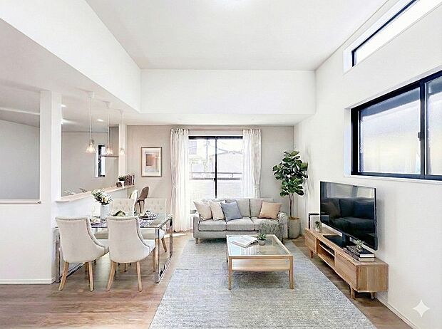 シンプルなデザインの家は風情がある。住む人のこだわりを感じる。外観も内装もいたってシンプル。居心地がよく、家事や趣味、子育てなどにも集中できる。家も人間も熟成するほどシンプルになっていくよう…