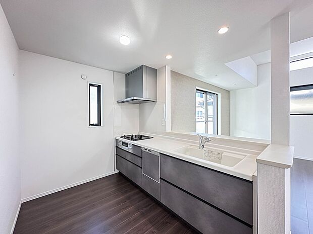 【ダイニングキッチン】会話でホッとコミュニケーションできるリビング。料理でホッとハピネスになるキッチンなど。人をホッとさせる最新設備・仕様を採用しています。