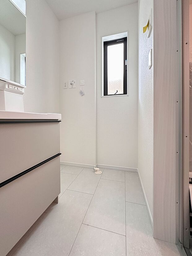 【脱衣所】洗面所は小さなプライベートスペース。歯磨き、洗顔と毎日施す個人空間。