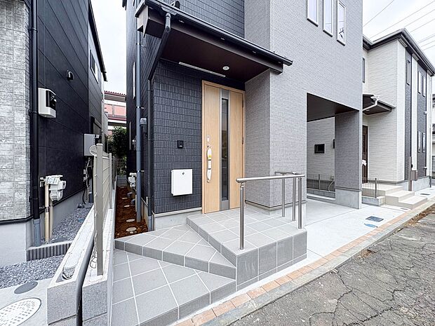 【玄関】家の顔となる玄関は、高いデザイン性が求められます。高級感と断熱性、防犯性に優れた玄関ドアを標準装備。ピッキング対策のセキュリティサムターン等、防犯に考慮しました。