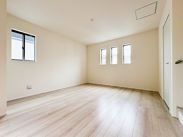 【リビング】うららかな陽射しがどのお部屋にも降り注ぎますように、快適さを追求した間取設計。得難い立地環境での生活を恵みの豊かな永住の地へと変えてくれます。
