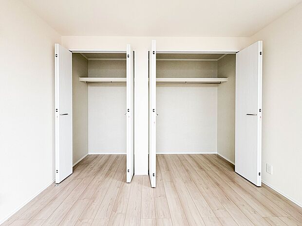 収納には欠かせないクローゼット。衣類を横一列で収納できるため、ひと目で洋服がチョイスできるという利点があります。豊富な衣類をお持ちでも、スペース全体を使って、しっかり収納できます。