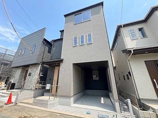 【ひとつ先の住み心地】家族の温かさと陽光の暖かさ、楽しい毎日と明るい未来を予感させる「空間が織り成すひとつ先の住み心地」を演出します。*CG加工により晴天にしています。