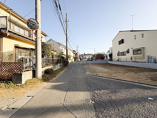 【前面道路】家の前をまっすぐの通りが走っている。クルマは少なく、人々は毎朝、ウォーキング、ジョギング、犬の散歩など、フリーな朝時間を過ごしている。